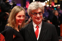 Donata Wenders und Wim Wenders auf dem Roten Teppich zur Preisverleihung des Goldenen Ehrenbärens an Willem Dafoe auf der 68. Berlinale am 20.02.2018 in Berlin
