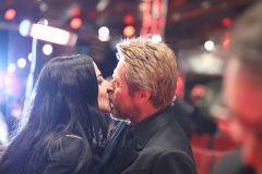 Giada Colagrande und Willem Dafoe (Gewinner des Goldenen Ehrenbärens) auf dem roten Teppich zur Preisverleihung des Goldenen Ehrenbärens der 68. Berlinale am 21.02.2018 in Berlin