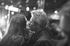 Giada Colagrande küsst Willem Dafoe (Gewinner des Goldenen Ehrenbärens) auf dem roten Teppich zur Preisverleihung des Goldenen Ehrenbärens der 68. Berlinale am 21.02.2018 in Berlin
