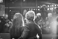 Giada Colagrande und Willem Dafoe (Gewinner des Goldenen Ehrenbärens) auf dem roten Teppich zur Preisverleihung des Goldenen Ehrenbärens der 68. Berlinale am 21.02.2018 in Berlin