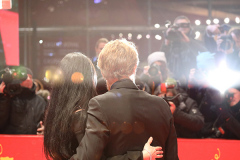 Giada Colagrande und Willem Dafoe (Gewinner des Goldenen Ehrenbärens) auf dem roten Teppich zur Preisverleihung des Goldenen Ehrenbärens der 68. Berlinale am 21.02.2018 in Berlin