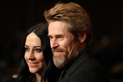 Der Gewinner des Goldenen Ehrenbärens Willem Dafoe und seine Ehefrau Giada Colagrande auf der 68. Berlinale am 20.02.2018 in Berlin