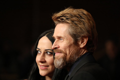 Der Gewinner des Goldenen Ehrenbärens Willem Dafoe und seine Ehefrau Giada Colagrande auf der 68. Berlinale am 20.02.2018 in Berlin