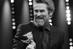 Willem Dafoe erhält den Goldenen Ehrenbär auf der 68. Berlinale am 20.02.2018 in Berlin (Das Bild wurde nachträglich in Schwarzweiß konvertiert)