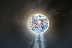 "Sanierung einer Abwasserdruckleitung. Erneuerung des Trinkwassernetzes" durch die Berliner Wasserbetriebe in der Fennstraße in Berlin am 04.02.2019