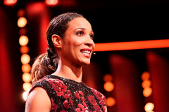 Annabelle Mandeng moderiert auf der Bühne die Verleihung des goldenen Ehrenbären auf der 69. Berlinale am 14.02.2019 im Berlinale Palast in Berlin