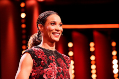 Annabelle Mandeng moderiert auf der Bühne die Verleihung des goldenen Ehrenbären auf der 69. Berlinale am 14.02.2019 im Berlinale Palast in Berlin