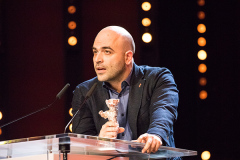 (L-R) Roberto Saviano (Gewinner des silbernen Bären für das beste Drehbuch) auf der Bühne bei der Verleihung auf der 69. Berlinale am 16.02.2019 im Berlinale Palast in Berlin