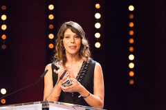 Nora Fingscheidt (Gewinnerin des Publikumspreises "Berliner Morgenpost" für den Film "Systemsprenger") auf der Bühne bei der Verleihung auf der 69. Berlinale am 16.02.2019 im Berlinale Palast in Berlin