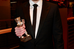 Anthony Bajon, Gewinner des Silbernen Bären als Bester Darsteller der Berlinale, nach der Preisverleihung auf dem roten Teppich der 68. Berlinale am 24.02.2018 im Berlinala Palast