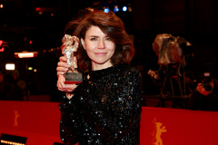 Małgorzata Szumowska, Gewinnerin des Silbernen Bären Großer Preis der Jury für den Film "Twarz" auf dem roten Teppich nach der Preisverleihung der 68. Berlinale am 24.02.2018 in Berlin vor dem Berlinale Palast