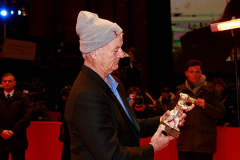 Bill Murray mit dem Silbernen Bären für Wes Anderson (Beste Regie) nach der Preisverleihung der Berlinale auf dem roten Teppich am 24.02.2018 in Berlin