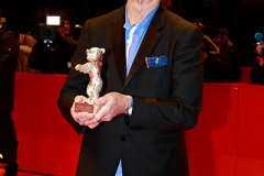 Bill Murray mit dem Silbernen Bären für Wes Anderson auf dem roten Teppich nach der Preisverleihung der 68. Berlinale am 24.02.2018 in Berlin vor dem Berlinale Palast