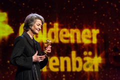 Charlotte Rampling (Schauspielerin und Gewinnerin des Ehrenbären) auf der Bühne zur Verleihung des goldenen Ehrenbären auf der 69. Berlinale am 14.02.2019 im Berlinale Palast in Berlin