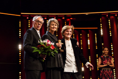 (L-R) Dieter Kosslick (Berlinale Chef), Charlotte Rampling (Schauspielerin und Gewinnerin des goldenen Ehrenbären) und Liliana Cavani (Regisseurin) bei der Verleihung des goldenen Ehrenbären auf der 69. Berlinale am 14.02.2019 im Berlinale Palast in Berlin