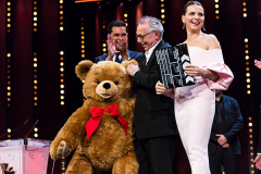 Dieter Kosslick (Berlinale Direktor) mit einem großen Teddybären und Juliette Binoche (Jury-Präsidentin) auf der Bühne bei der Verleihung des goldenen Bären auf der 69. Berlinale am 16.02.2019 im Berlinale Palast in Berlin
