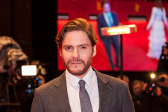 Daniel Brühl auf dem roten Teppich der Berlinale zur Premiere von (7 Days in Entebbe) am 19.02.2018 in Berlin