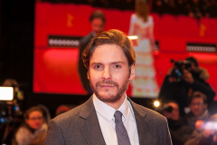 Daniel Brühl auf dem roten Teppich der Berlinale zur Premiere von (7 Days in Entebbe) am 19.02.2018 in Berlin