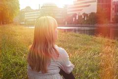 frau sitz auf wiese im sommer